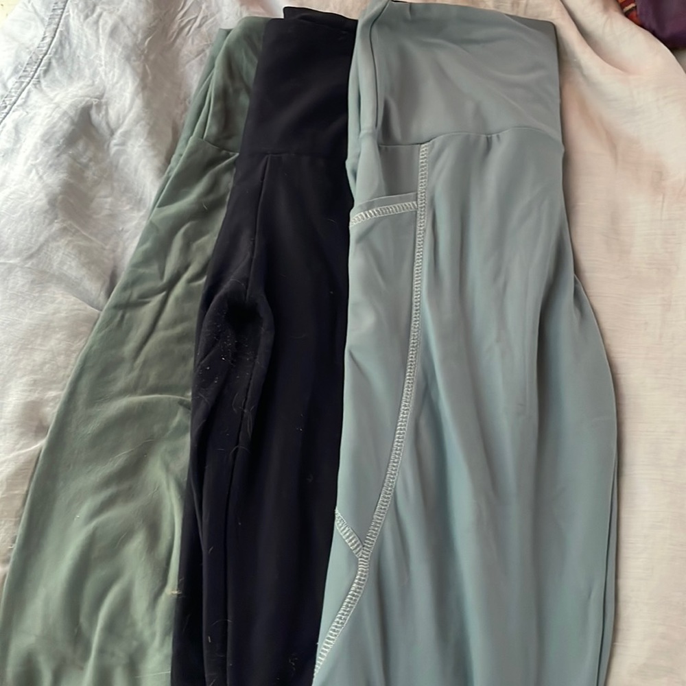 3 pairs of yoga pants for 63$